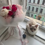 Девять жизней: букет из пионовидных и французских роз в воздушной упаковке - Фотография 5