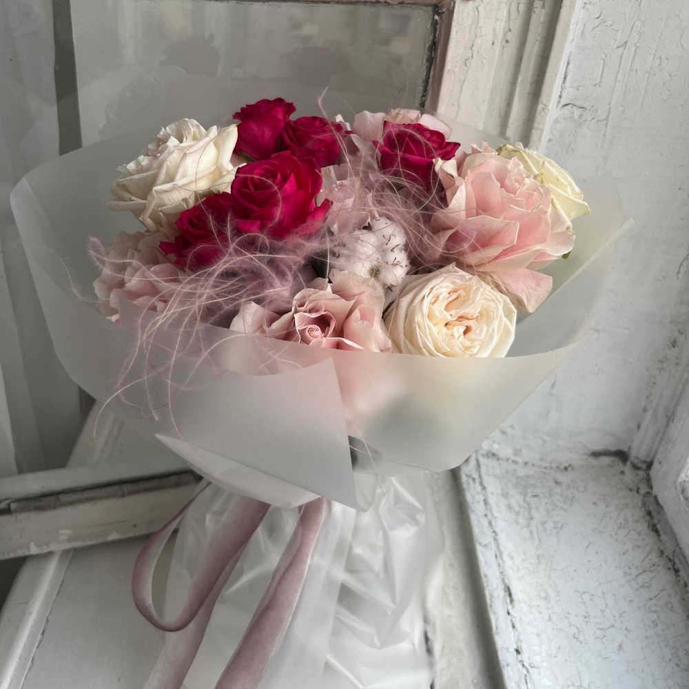 Девять жизней: букет из пионовидных и французских роз в воздушной упаковке