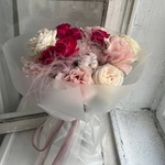 Девять жизней: букет из пионовидных и французских роз в воздушной упаковке - Фотография 6