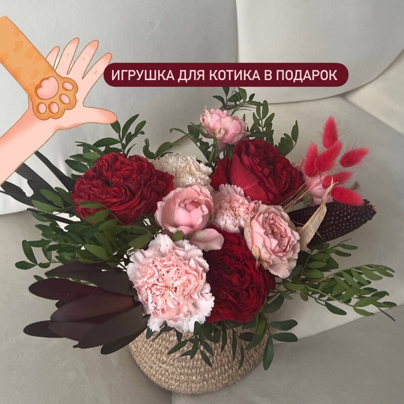 Фермерский котик: пионовидные розы, кукуруза и фактурная гвоздика в кашпо ручной работы