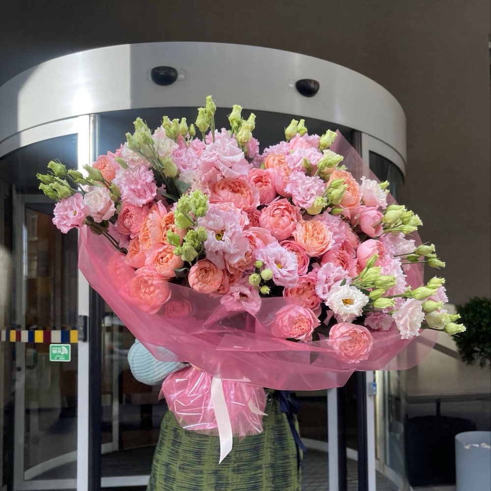 Кружевная вуаль: пионовидные розы и лизиантусы + аквабокс и коробка-переноска