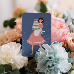 Букет «Мини-открытка «Девочка с тортом» / PrintMyFlowers 00104	»
