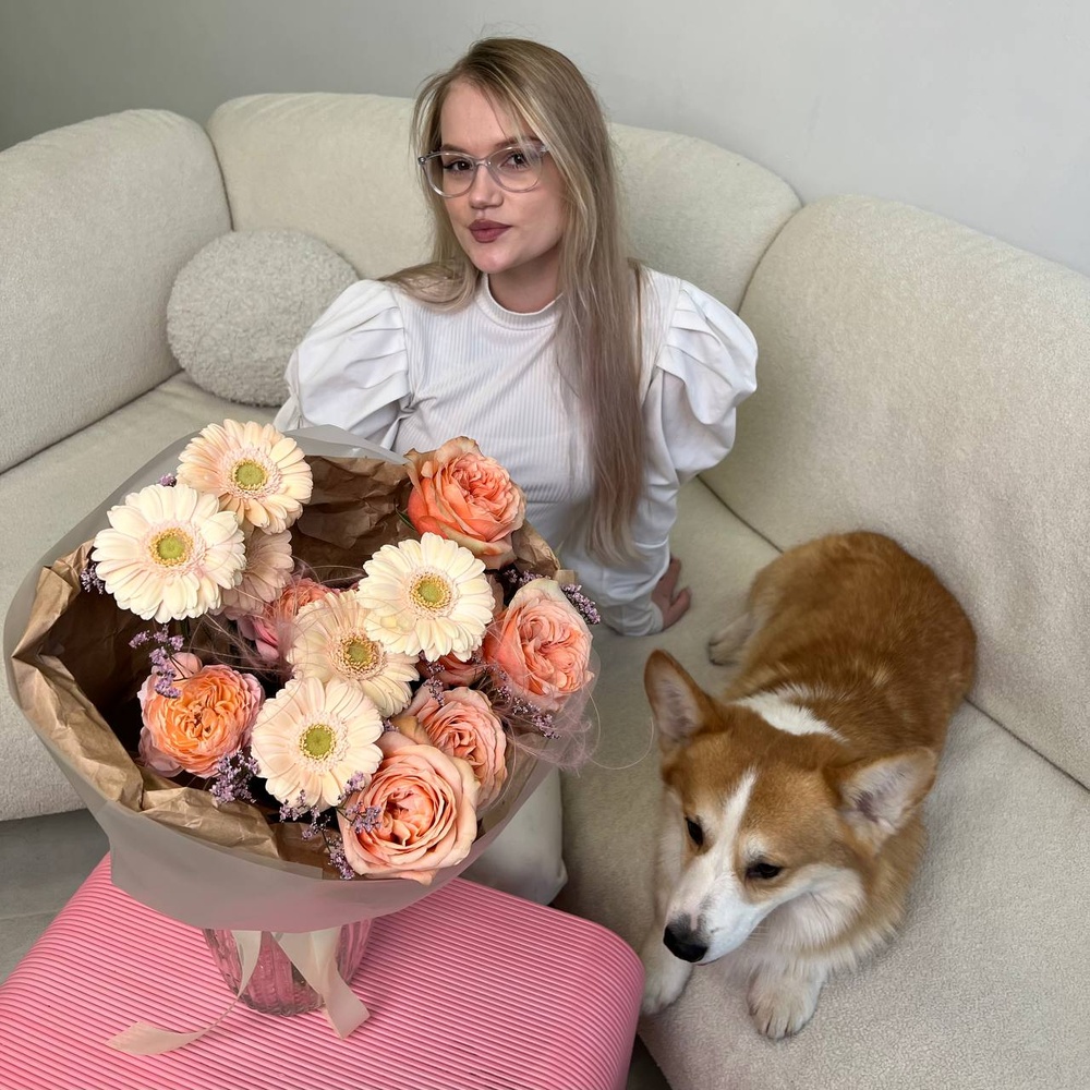 Подушечки лап: роза Кахала, кремовая гербера и стойкий лизиантус+ ИГРУШКА ДЛЯ СОБАКИ В ПОДАРОК!