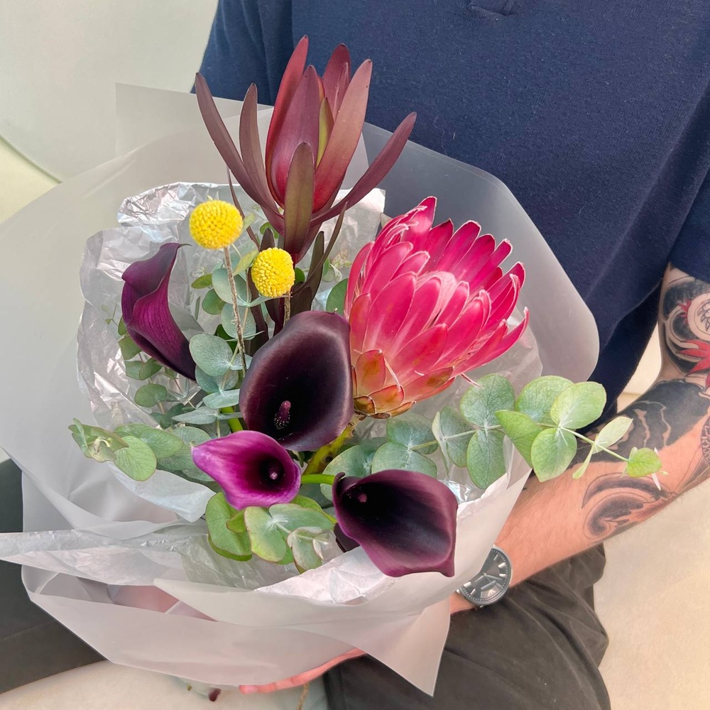 О, Боже, какой мужчина: экзотическая протея, каллы и леукадедрон с доставкой в Санкт-Петербурге