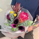 О, Боже, какой мужчина: экзотическая протея, каллы и леукадедрон с доставкой в Санкт-Петербурге - Фотография 1