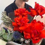 Коламбия Пикчерз не представляет: алые розы и бруния с доставкой в Санкт- Петербурге - Фотография 3