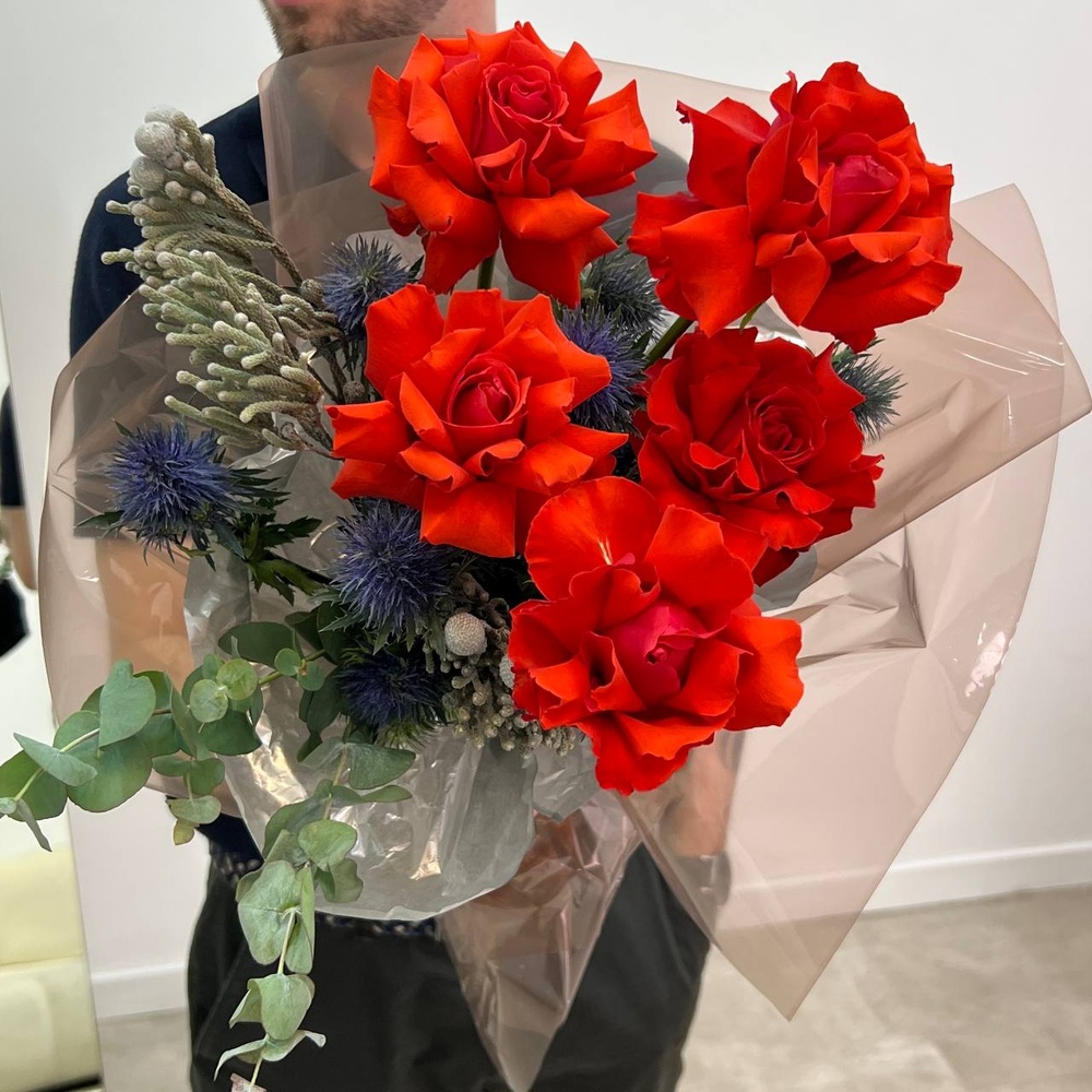 Коламбия Пикчерз не представляет: алые розы и бруния с доставкой в Санкт- Петербурге