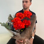 Коламбия Пикчерз не представляет: алые розы и бруния с доставкой в Санкт- Петербурге - Фотография 4