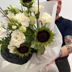 Папа может: подсолнухи, эрингиум и краспедия с доставкой в Санкт- Петербурге - Фотография 3