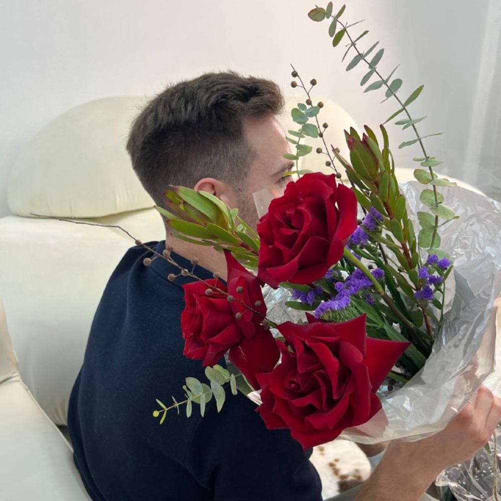 Он мой волшебник: розы, эвкалипт и леукадедрон