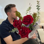 Он мой волшебник: розы, эвкалипт и леукадедрон с доставкой в Санкт- Петербурге - Фотография 2