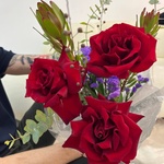 Он мой волшебник: розы, эвкалипт и леукадедрон с доставкой в Санкт- Петербурге - Фотография 6