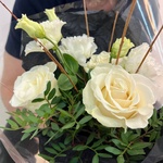 Позови меня с собой: белые розы и эустома с доставкой в Санкт- Петербурге - Фотография 5
