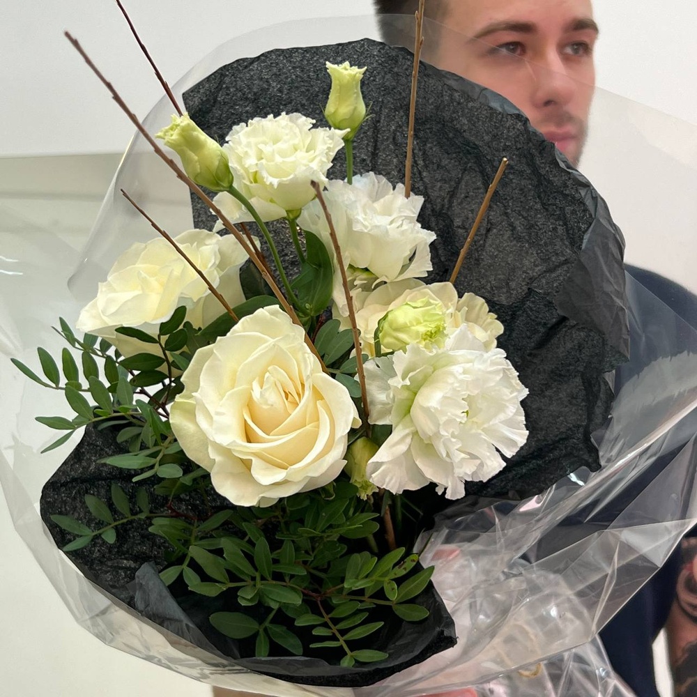 Позови меня с собой: белые розы и эустома с доставкой в Санкт- Петербурге
