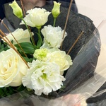 Позови меня с собой: белые розы и эустома с доставкой в Санкт- Петербурге - Фотография 3