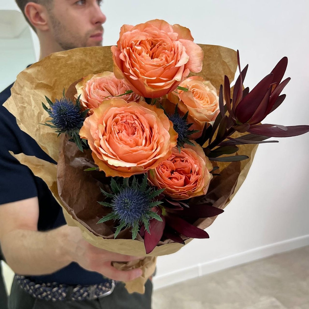 Я твой номер один: роза сорта Кахала и эрингиум