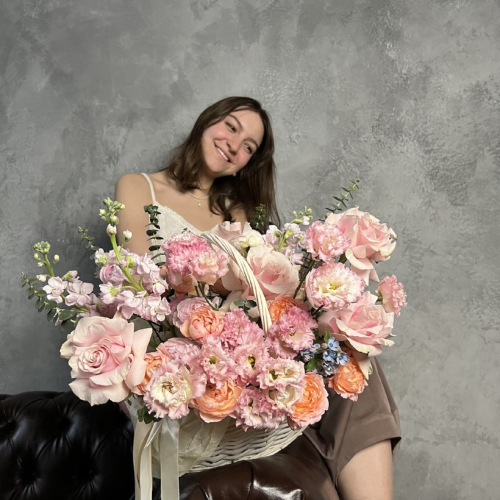 Большая любовь: корзина с цветами в нежной гамме с доставкой в Санкт-Петербурге