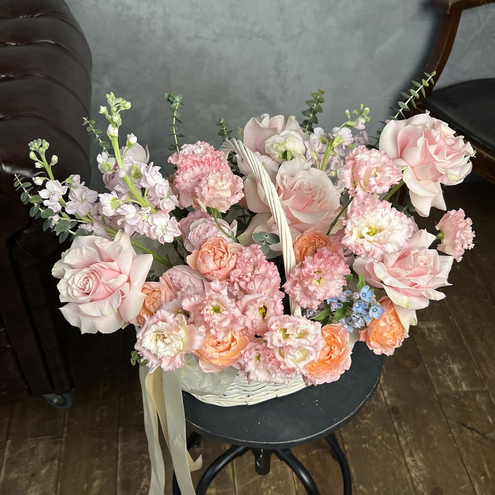 Большая любовь: корзина с цветами в нежной гамме