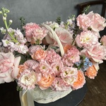 Большая любовь: корзина с цветами в нежной гамме с доставкой в Санкт-Петербурге - Фотография 5