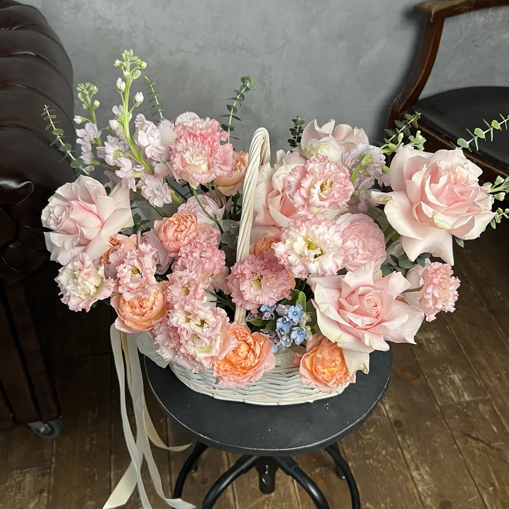 Большая любовь: корзина с цветами в нежной гамме