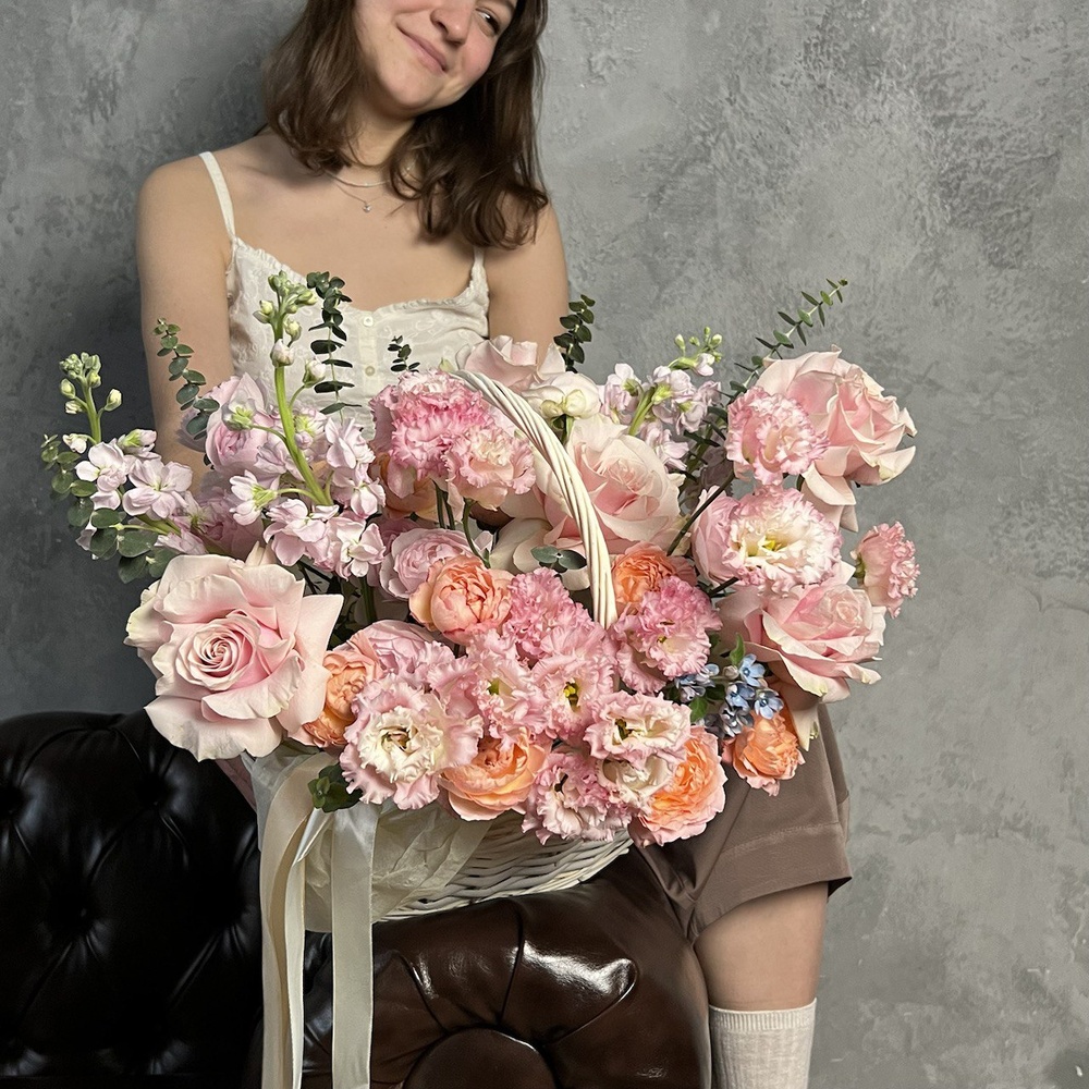 Большая любовь: корзина с цветами в нежной гамме