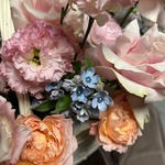 Большая любовь: корзина с цветами в нежной гамме с доставкой в Санкт-Петербурге - Фотография 9