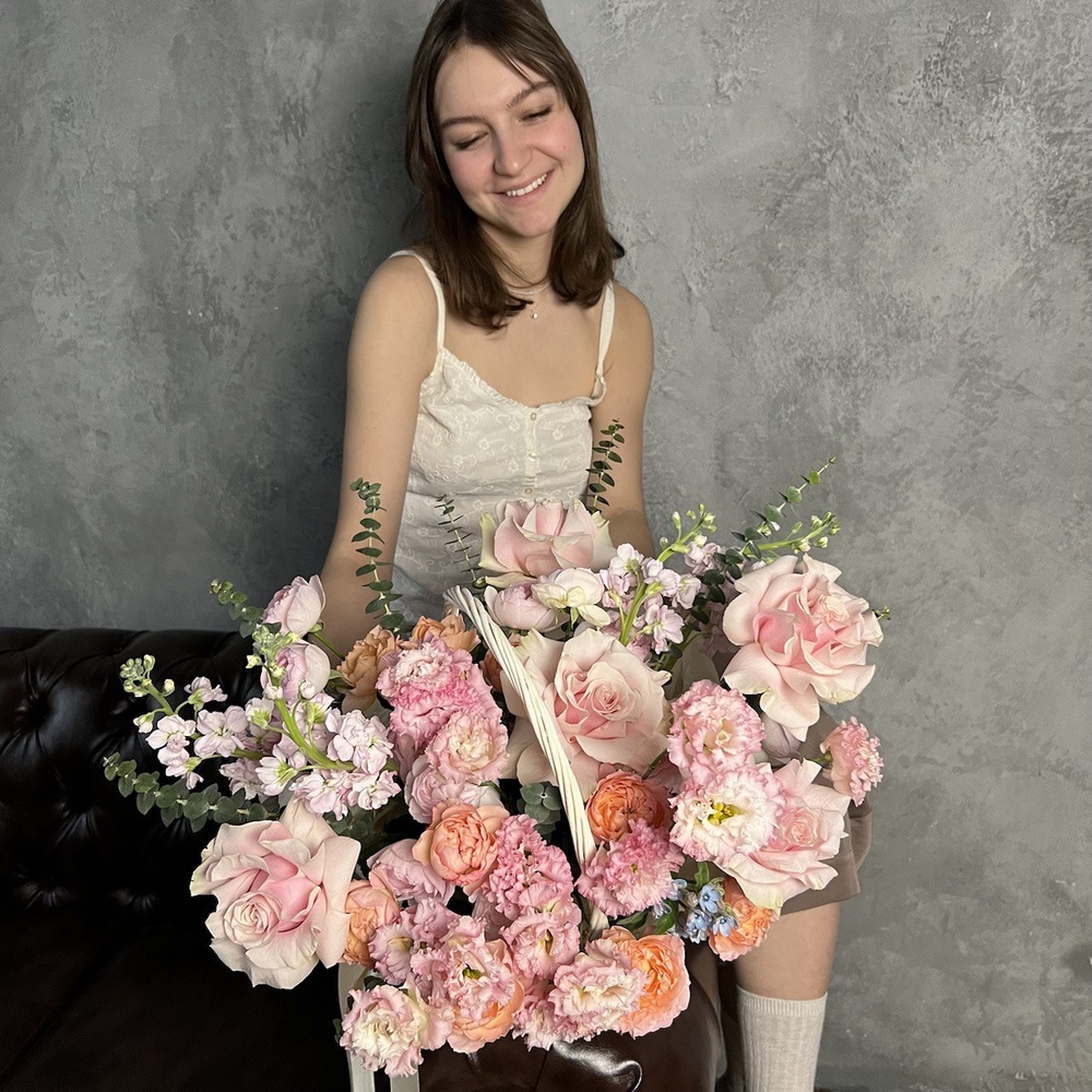 Большая любовь: корзина с цветами в нежной гамме