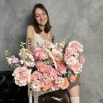 Большая любовь: корзина с цветами в нежной гамме с доставкой в Санкт-Петербурге - Фотография 12