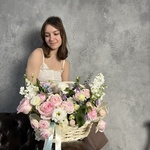 Долго и счастливо: корзина цветов в нежной гамме с доставкой в Санкт- Петербурге - Фотография 1