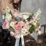 Долго и счастливо: корзина цветов в нежной гамме с доставкой в Санкт- Петербурге - Фотография 2