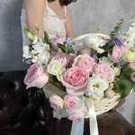 Долго и счастливо: корзина цветов в нежной гамме с доставкой в Санкт- Петербурге - Фотография 3