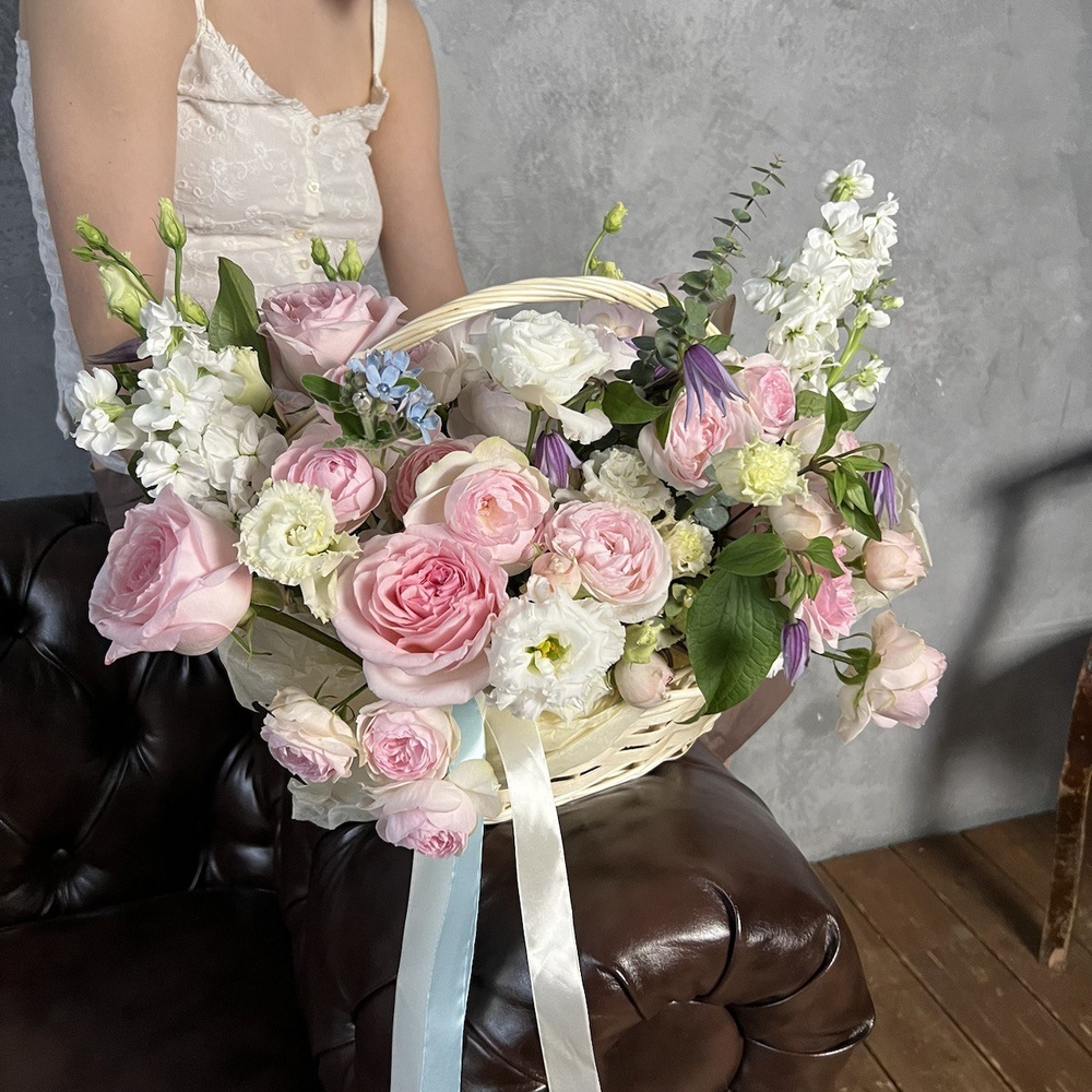 Долго и счастливо: корзина цветов в нежной гамме