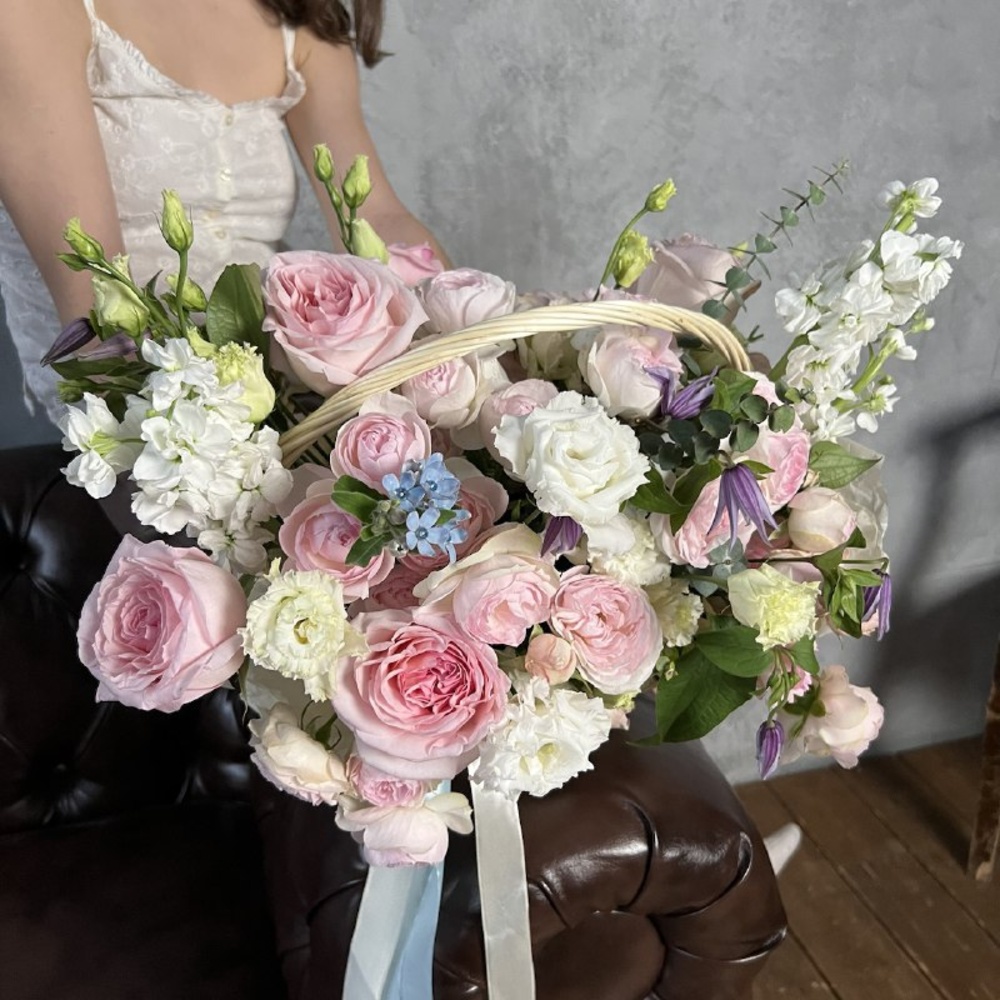 Долго и счастливо: корзина цветов в нежной гамме