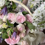 Долго и счастливо: корзина цветов в нежной гамме с доставкой в Санкт- Петербурге - Фотография 6