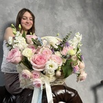 Долго и счастливо: корзина цветов в нежной гамме с доставкой в Санкт- Петербурге - Фотография 7