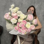 P.S. Я люблю тебя: ранункулюсы, пионовидная роза и лизиантус с доставкой в Санкт- Петербурге - Фотография 1