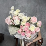 P.S. Я люблю тебя: ранункулюсы, пионовидная роза и лизиантус с доставкой в Санкт- Петербурге - Фотография 2