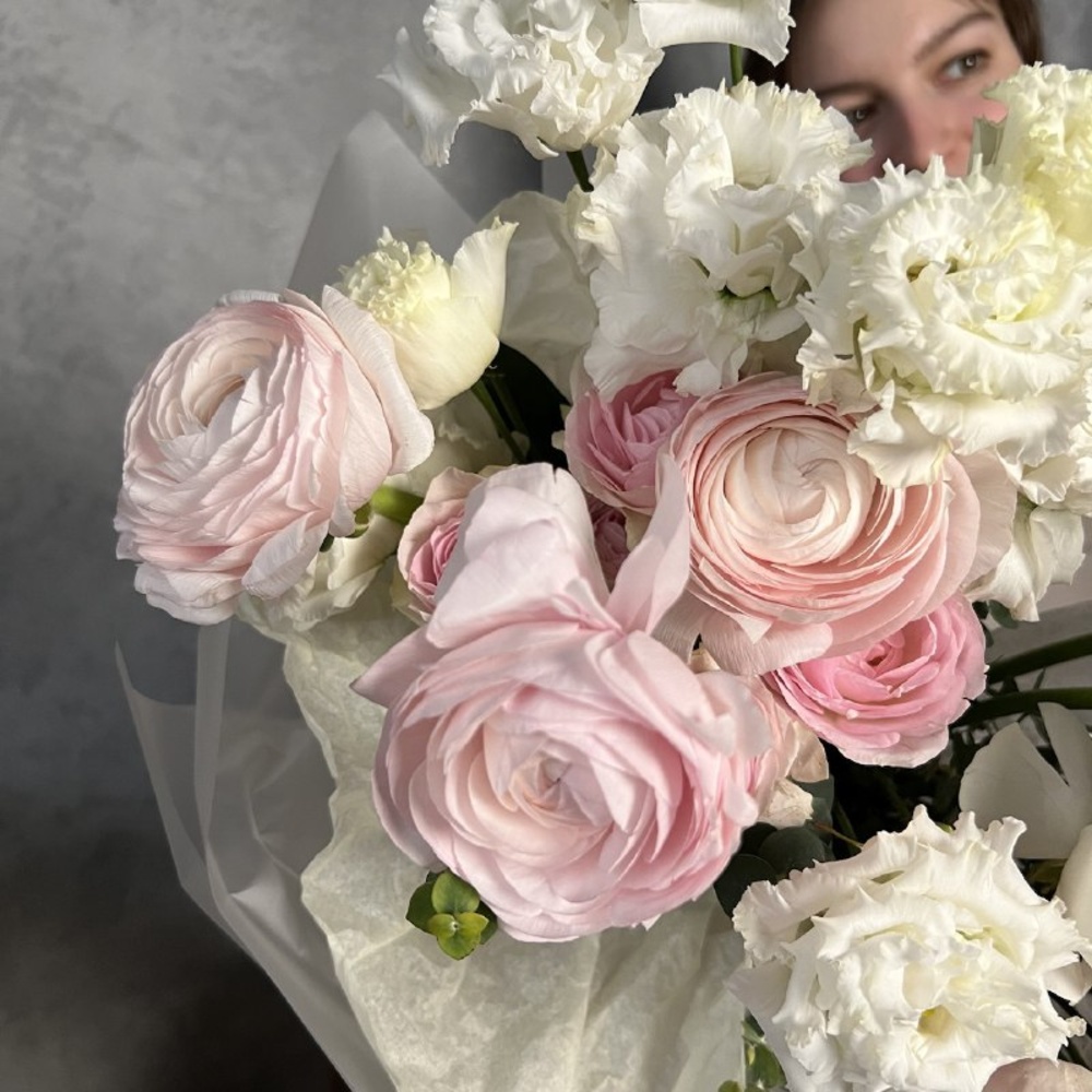 P.S. Я люблю тебя: ранункулюсы, пионовидная роза и лизиантус