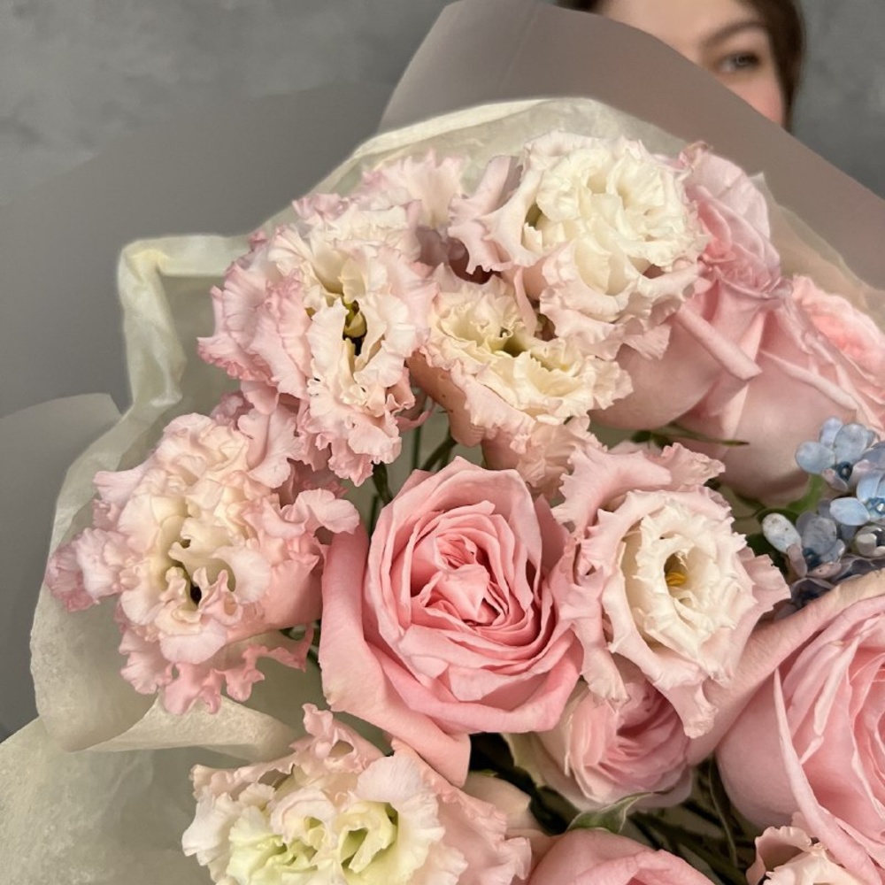 Счастливы навсегда: пионовидные розы, лизиантус и твидия