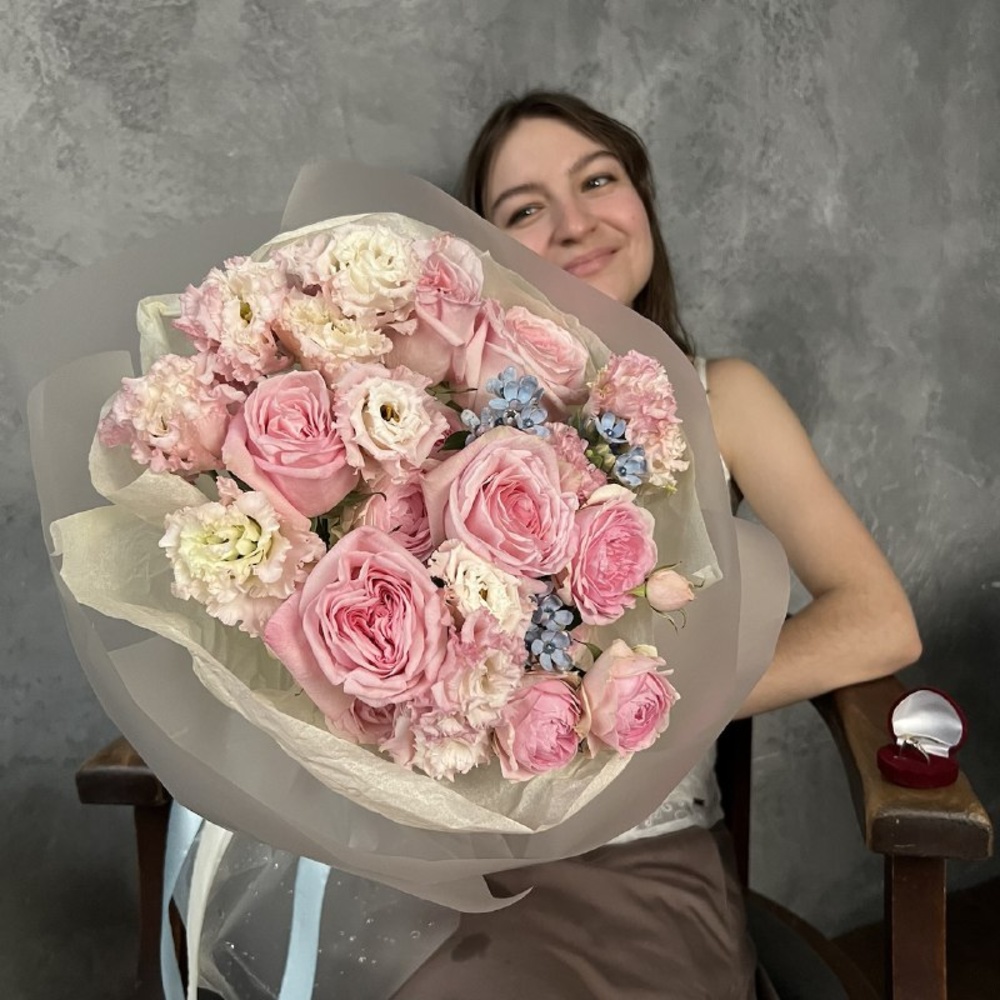 Счастливы навсегда: пионовидные розы, лизиантус и твидия