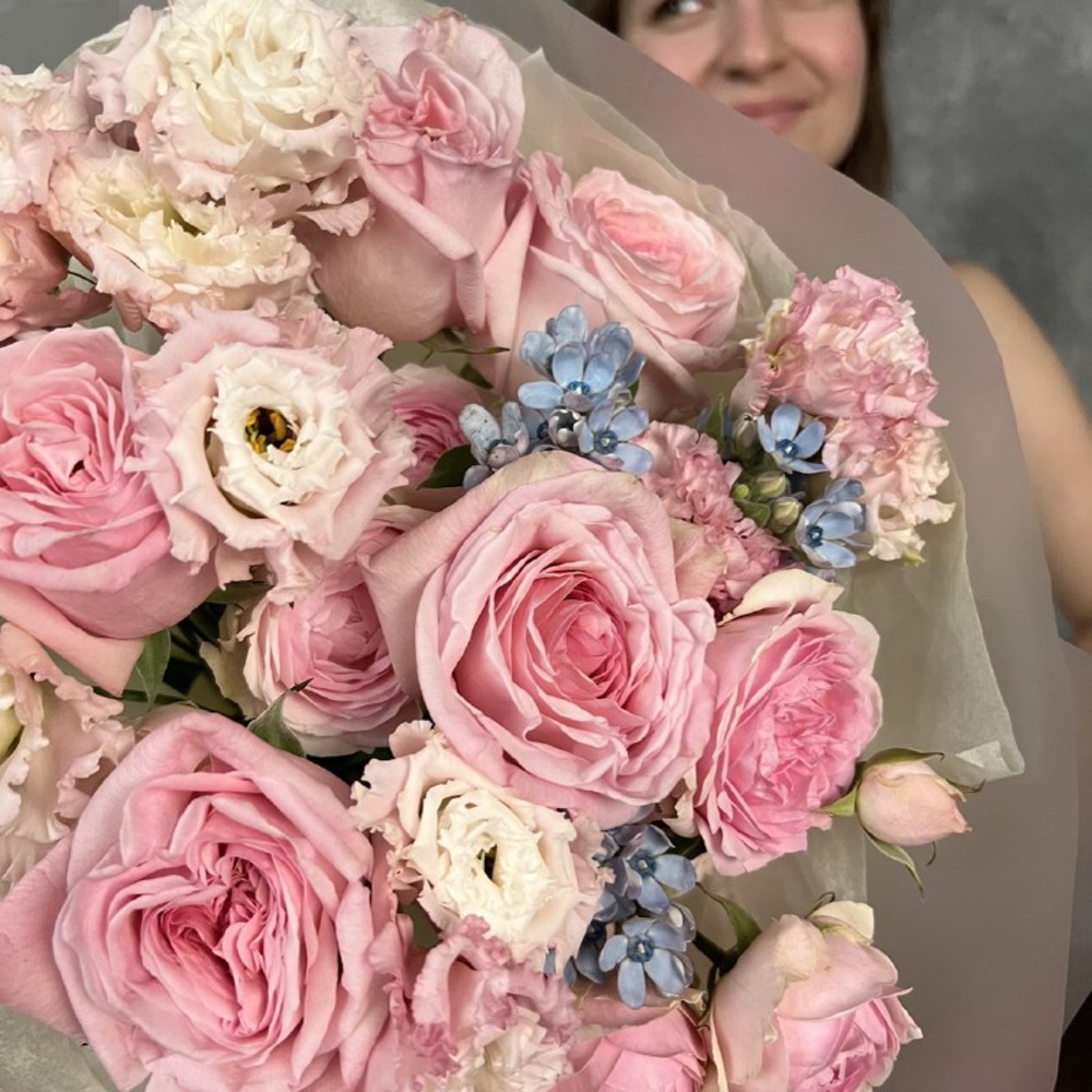 Счастливы навсегда: пионовидные розы, лизиантус и твидия