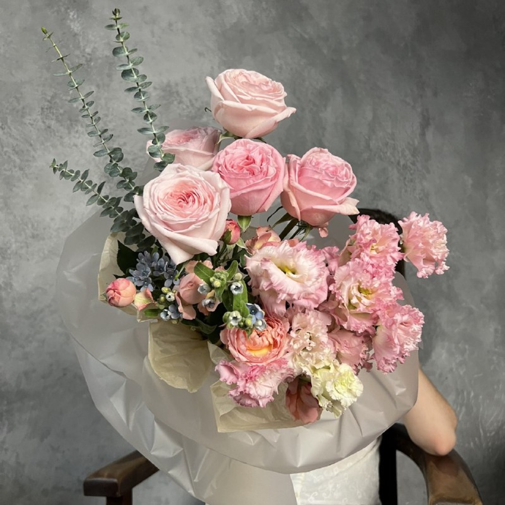 Живу тобой: пионовидные розы, лизиантус и твидия с доставкой в Санкт- Петербурге