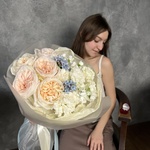 Моей единственной: пионовидные розы, лизиантус и твидия с доставкой в Санкт- Петербурге - Фотография 1