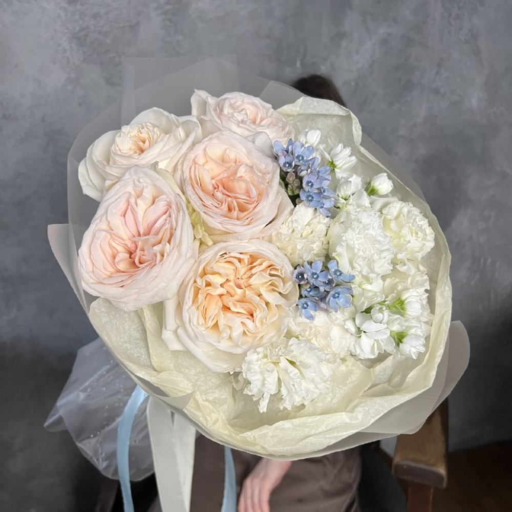 Моей единственной: пионовидные розы, лизиантус и твидия + аквабокс и коробка-переноска