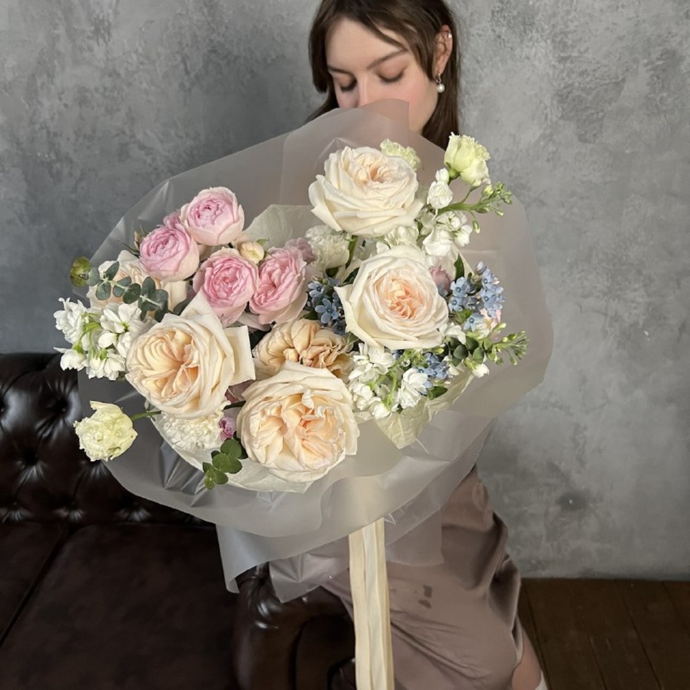 Весь мир к твоим ногам: пионовидные розы, лизиантус и твидия