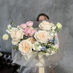 Весь мир к твоим ногам: пионовидные розы, лизиантус и твидия с доставкой в Санкт- Петербурге - Фотография 4