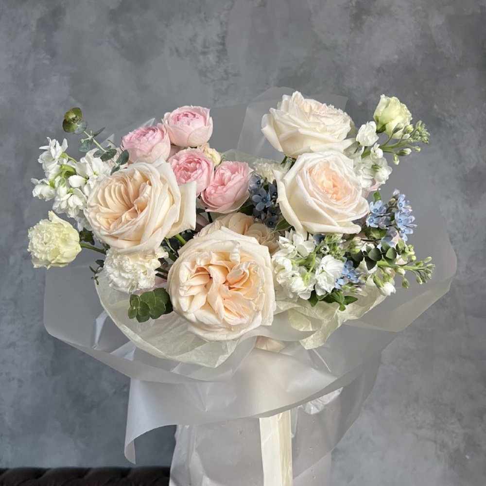 Весь мир к твоим ногам: пионовидные розы, лизиантус и твидия