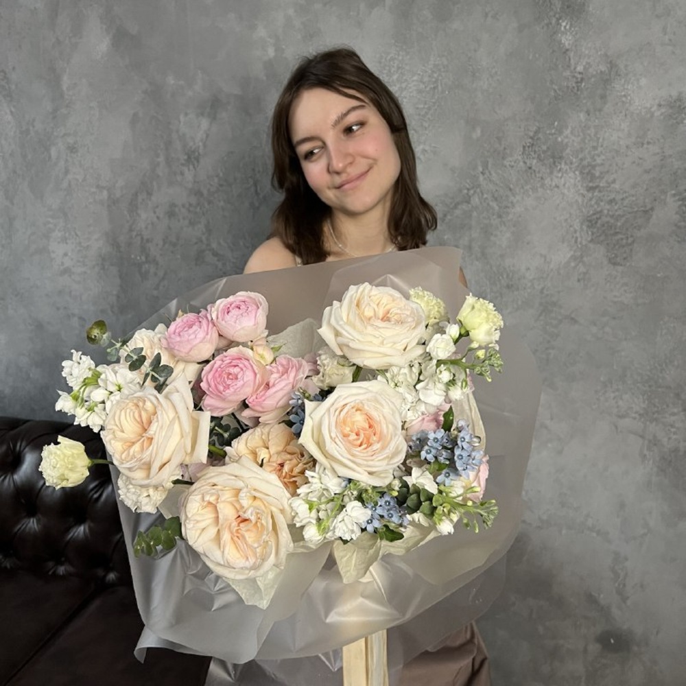 Весь мир к твоим ногам: пионовидные розы, лизиантус и твидия