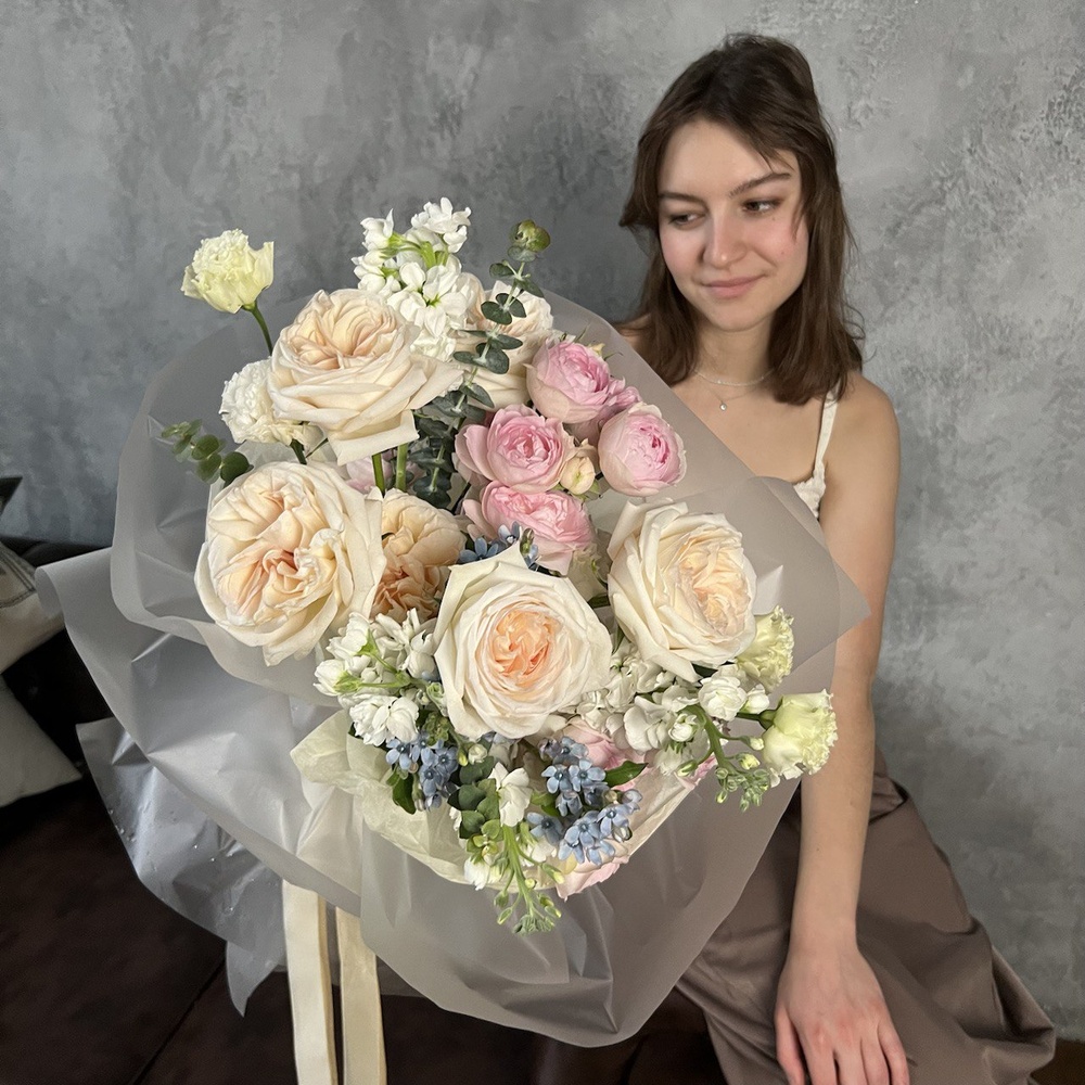 Весь мир к твоим ногам: пионовидные розы, лизиантус и твидия с доставкой в Санкт- Петербурге