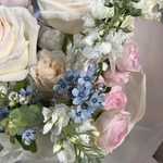 Весь мир к твоим ногам: пионовидные розы, лизиантус и твидия с доставкой в Санкт- Петербурге - Фотография 7